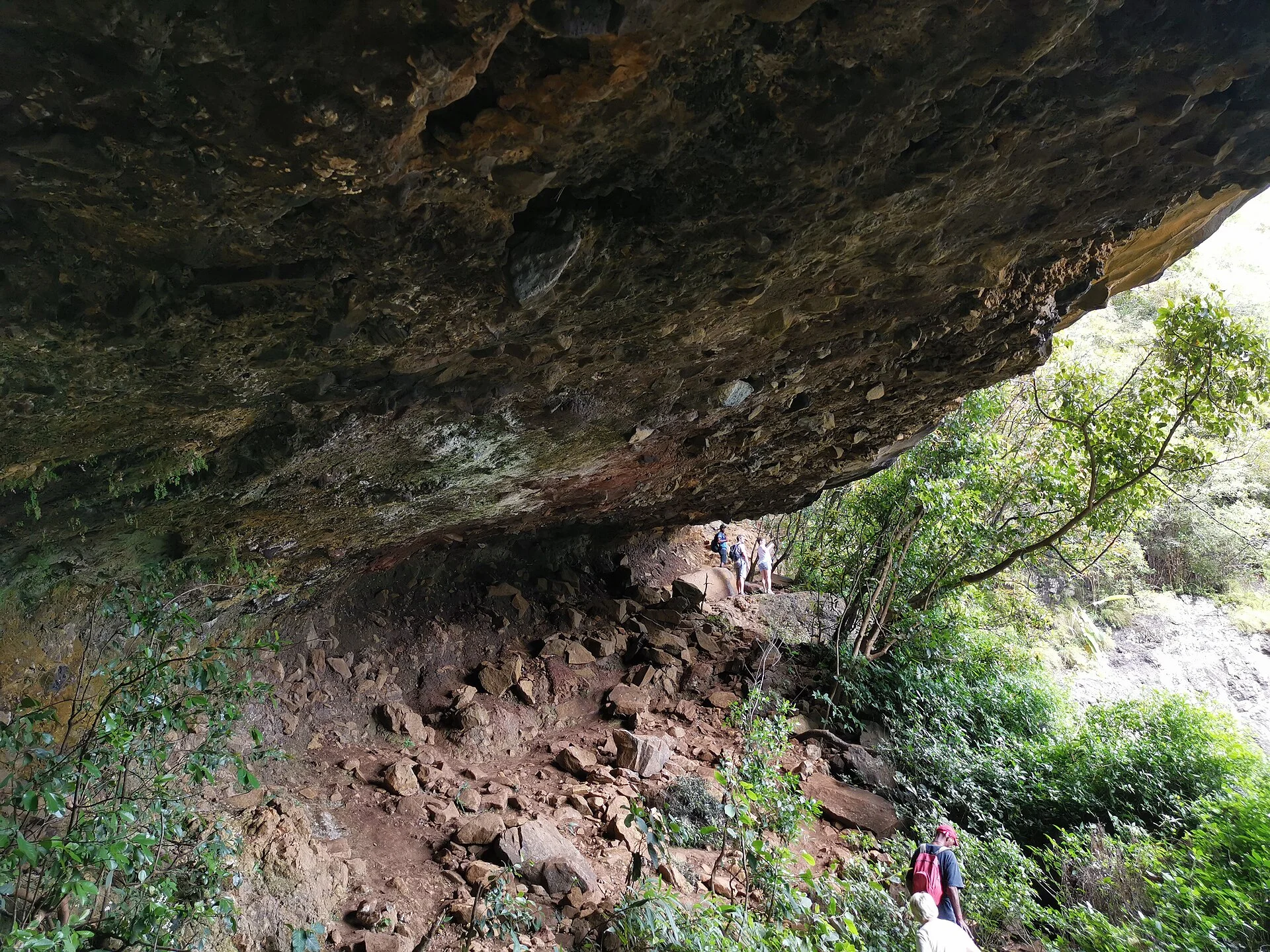 A rock overhang beside the walking route at Tamarind Falls